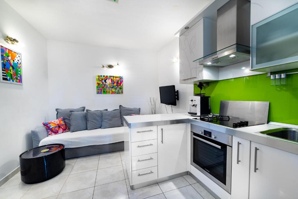 Kuchyňa alebo kuchynka v ubytovaní Apartment Happy in Split center 10 min walk from Bačvice beach