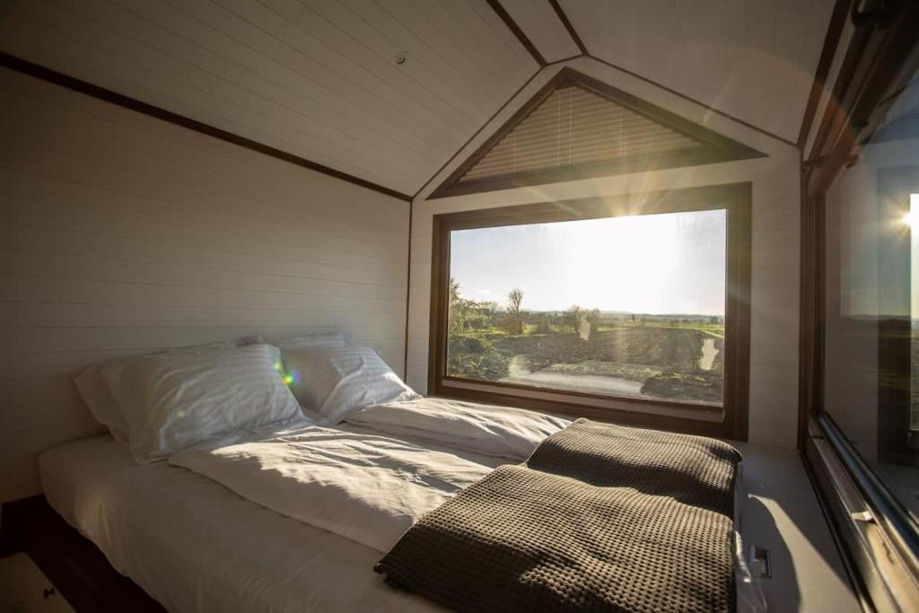 a small bed in a room with a window at Dolce Casa 1 in Arezzo