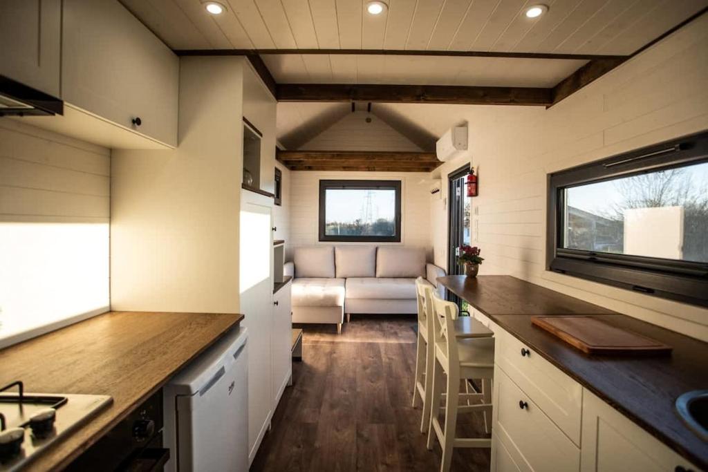 a kitchen and living room of a tiny house at Dolce Casa 2 in Rigutino