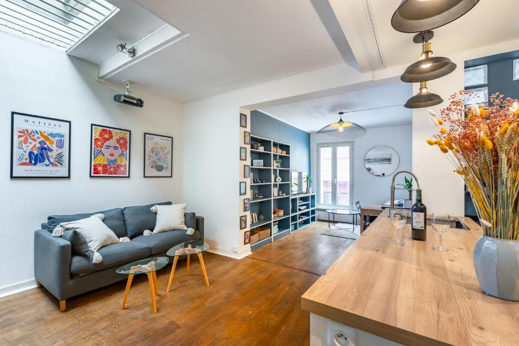 - un salon avec un canapé et une table dans l'établissement Appartement cosy et équipé proche paris, à Le Pré-Saint-Gervais