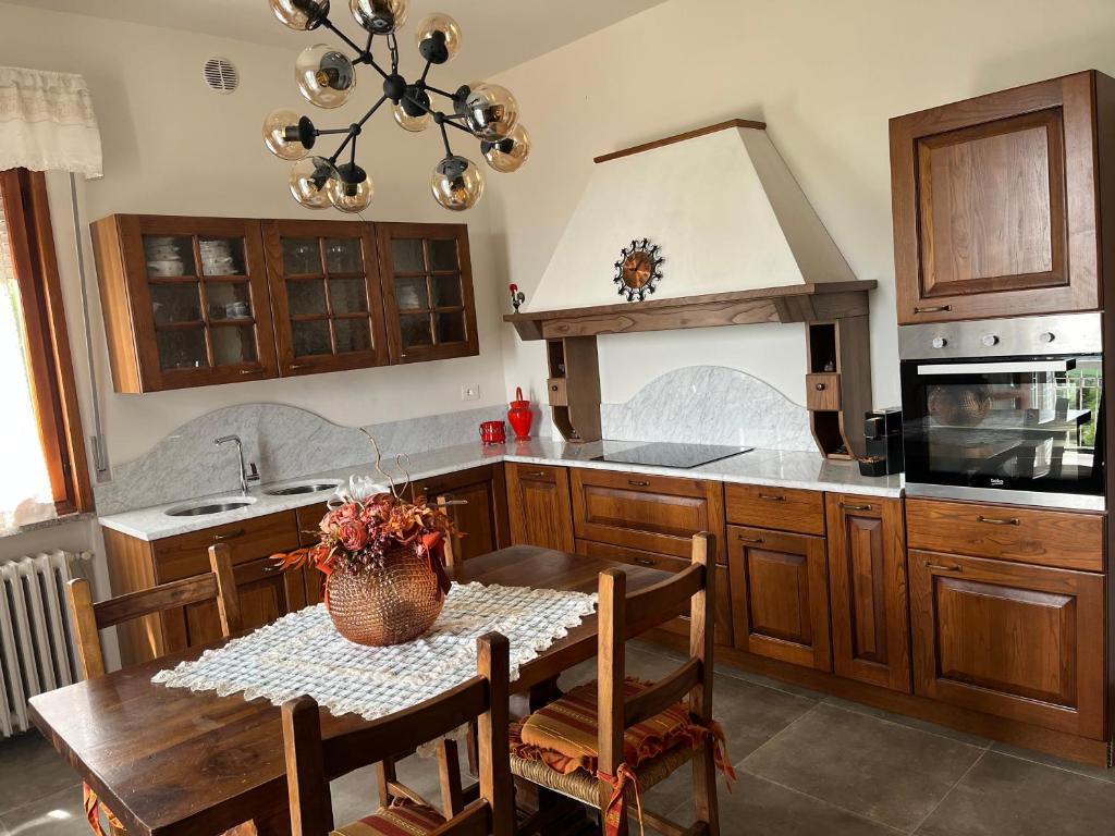 cocina con mesa de madera y comedor en Residenza Sandrini, en Gambassi Terme