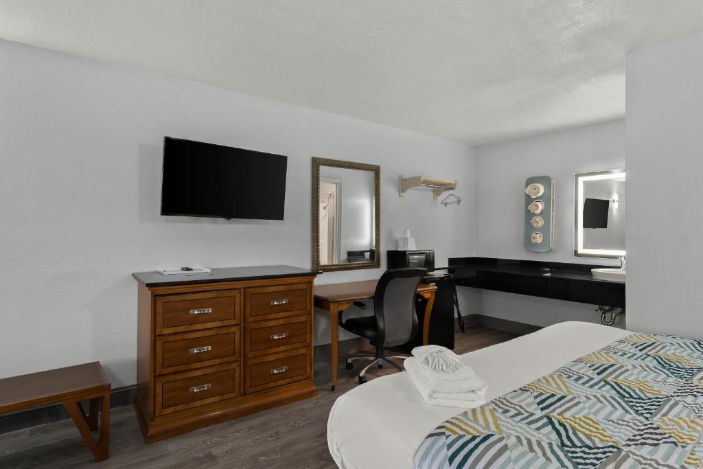Americas Best Value Inn Bangor - 1 King Bed Non Smoking