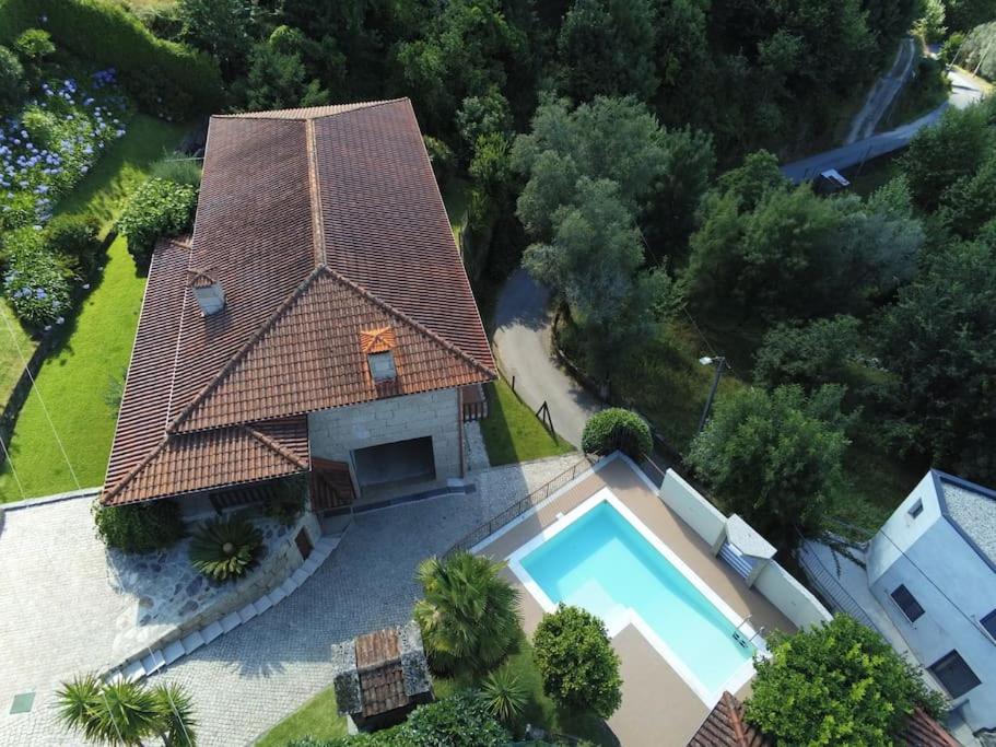 uma vista aérea de uma casa com piscina em Casa do Fijogo - Family friendly Villa with a Private Pool em Rio Caldo