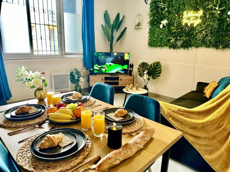 - une table avec de la nourriture dans le salon dans l'établissement Évasion Jungle, à Narbonne