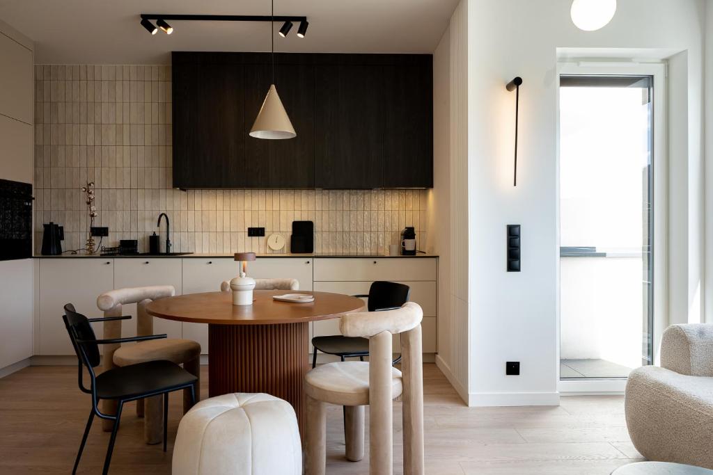 a kitchen with a table and chairs in a room at Apartament Olchowa in Ustroń