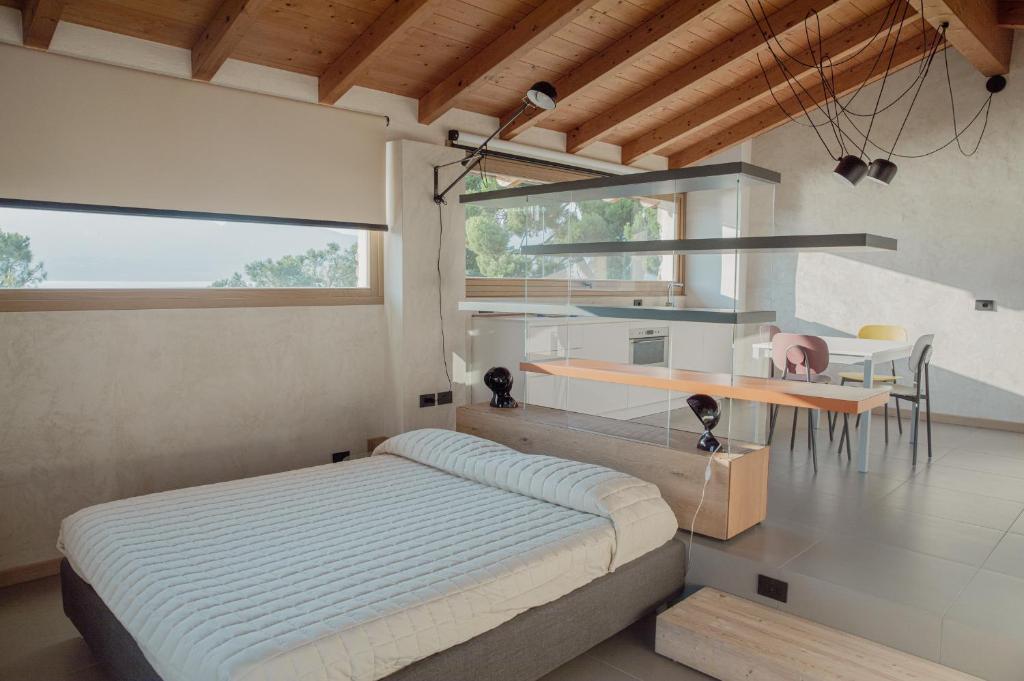 托里德爾貝納科的住宿－Residenza Vedovelli，一间卧室配有一张床和一张餐桌