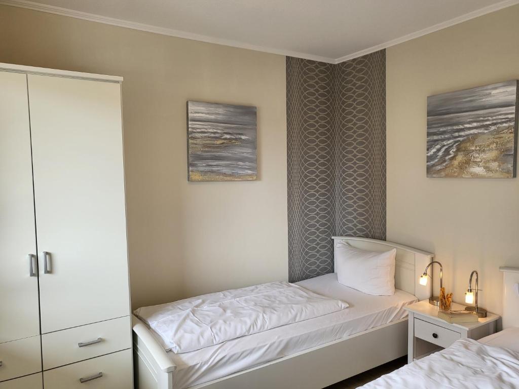 Postel nebo postele na pokoji v ubytování Apartment 74 im Haus Villa Anna II