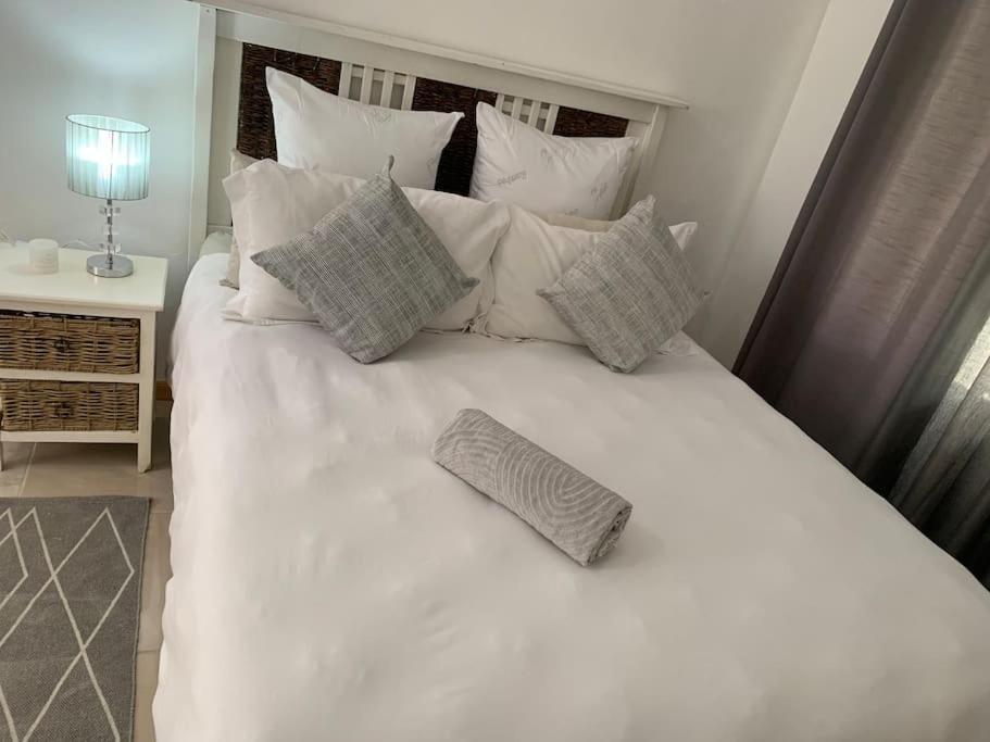een groot wit bed met kussens erop bij 50 on Alice in Koning Willemstad