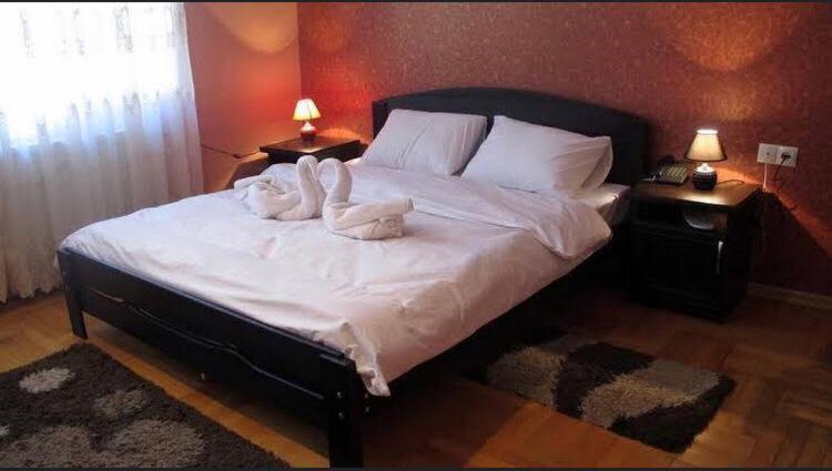 um quarto com uma cama com duas toalhas em VIP apart 389 em Tbilisi