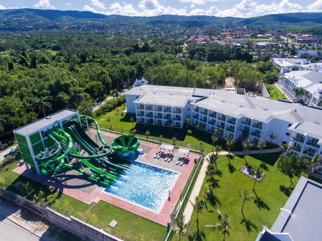 Bazén v ubytování Riu Montego Bay - Adults Only - All Inclusive nebo v jeho okolí