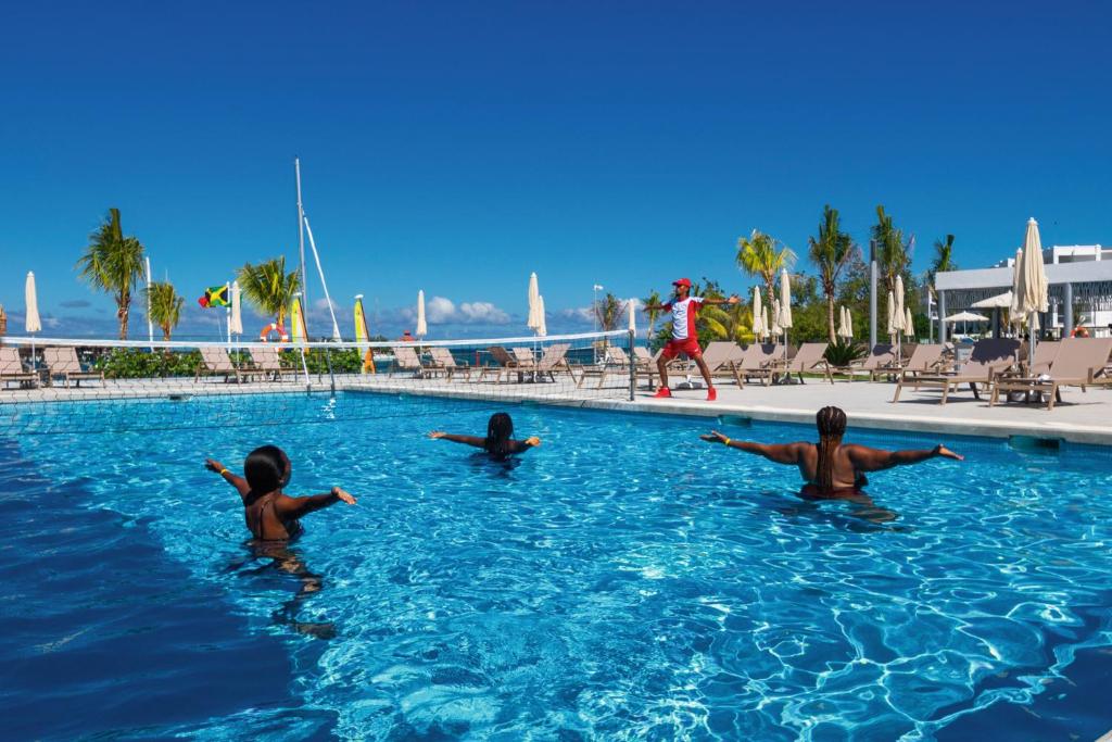 Bazén v ubytování Riu Montego Bay - Adults Only - All Inclusive nebo v jeho okolí