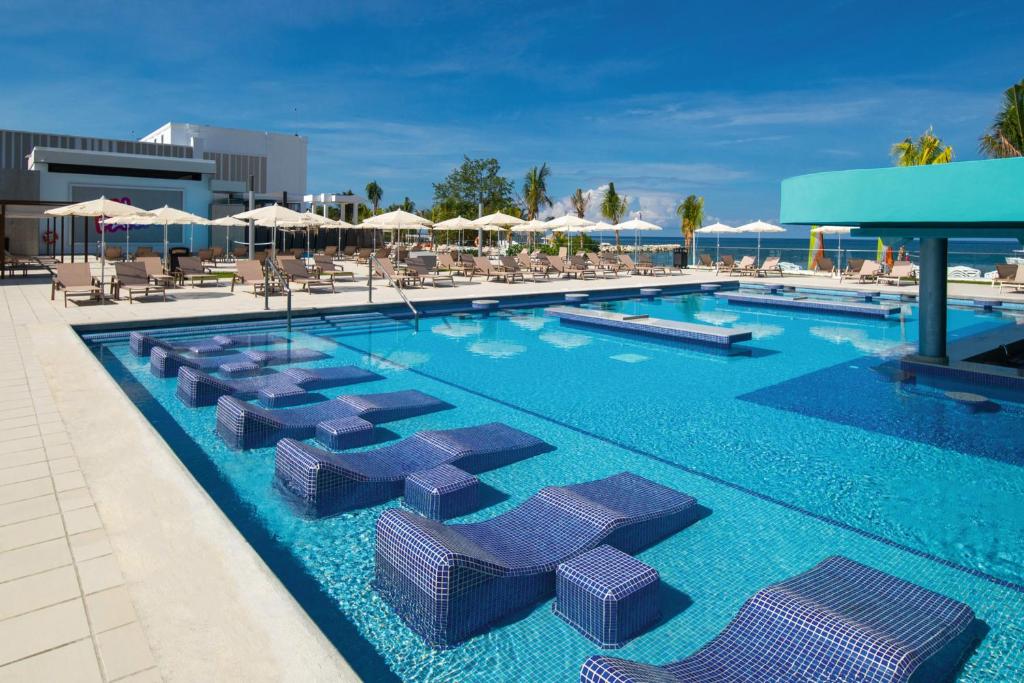 Bazén v ubytování Riu Montego Bay - Adults Only - All Inclusive nebo v jeho okolí