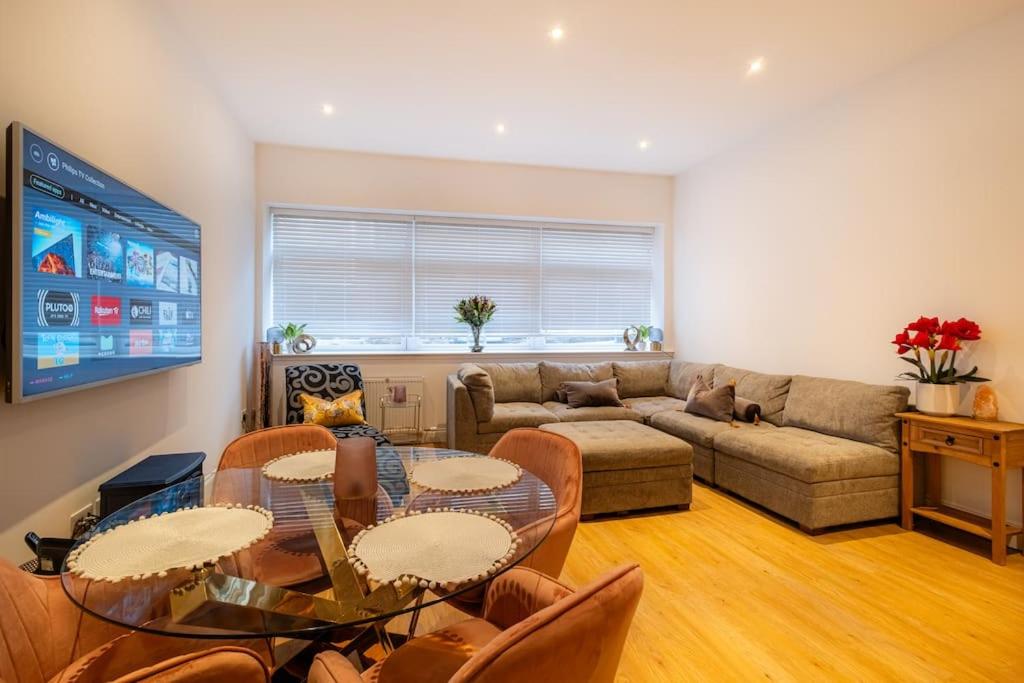 sala de estar con mesa y sofá en 2 Bed 2 Bath Spacious Apartment in Central Aberdeen en Aberdeen