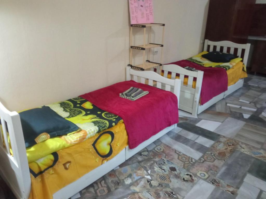 duas camas sentadas num quarto com em SWEETHOSTEL em Tbilisi