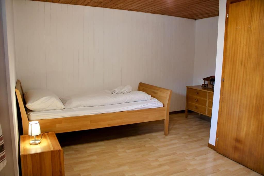 Postel nebo postele na pokoji v ubytování Alpine chalet apt w/parking and porch