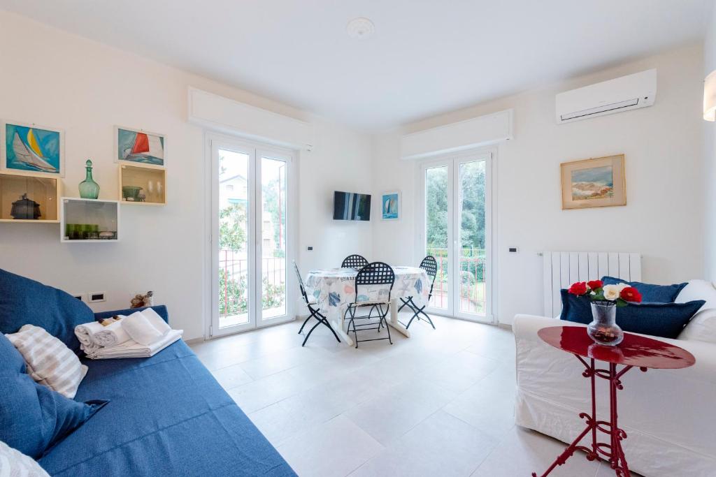 sala de estar con sofá azul y mesa en ALTIDO Blissful Flat for 6, Close To The Beach, en Santa Margherita Ligure