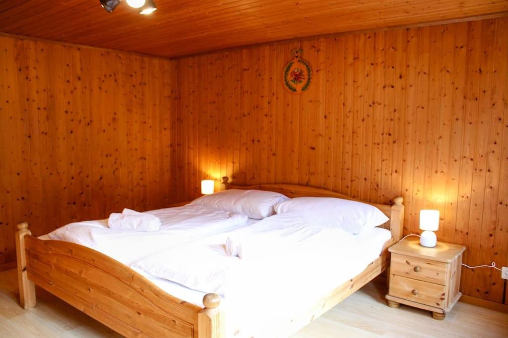 Postel nebo postele na pokoji v ubytování Alpine chalet apt w/parking and porch