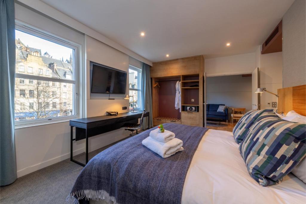 Postel nebo postele na pokoji v ubytování Apex City of Edinburgh Hotel