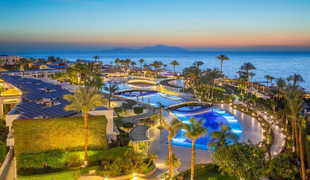 Monte Carlo Sharm Resort & Spa في شرم الشيخ: اطلالة جوية على منتجع مع مسبح