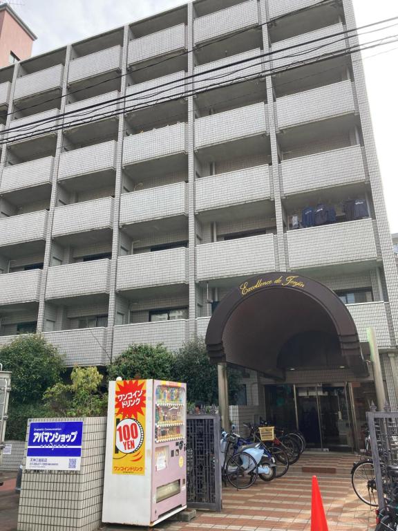 um edifício com uma garagem aberta com um frigorífico em JKhouseⅢGood place for shopping em Fukuoka