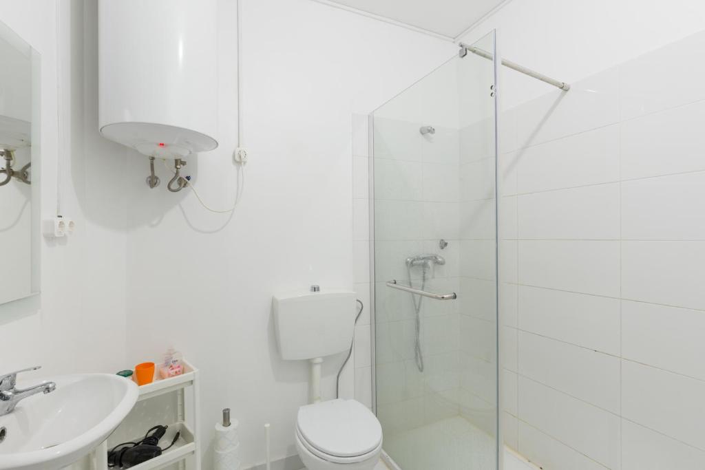 ein Bad mit einer Dusche, einem WC und einem Waschbecken in der Unterkunft Smile4Porto Guest House in Porto