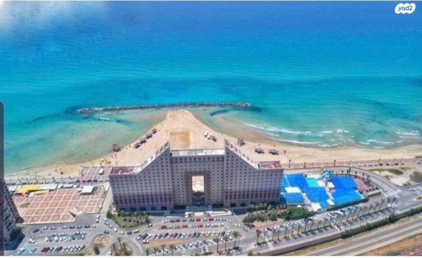 eine Luftansicht eines Hotels am Strand in der Unterkunft beutifull apartments by the sea in Haifa