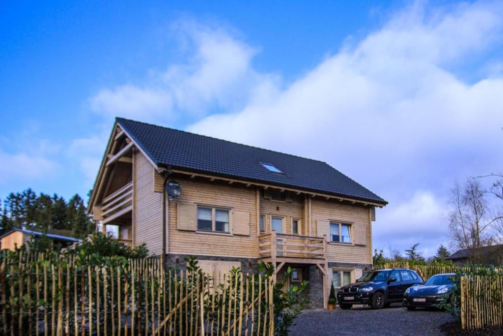 una casa con techo solar encima en Ferienhaus für 9 Personen und 1 Kind in Durbuy, Wallonie Provinz Luxeburg, en Durbuy