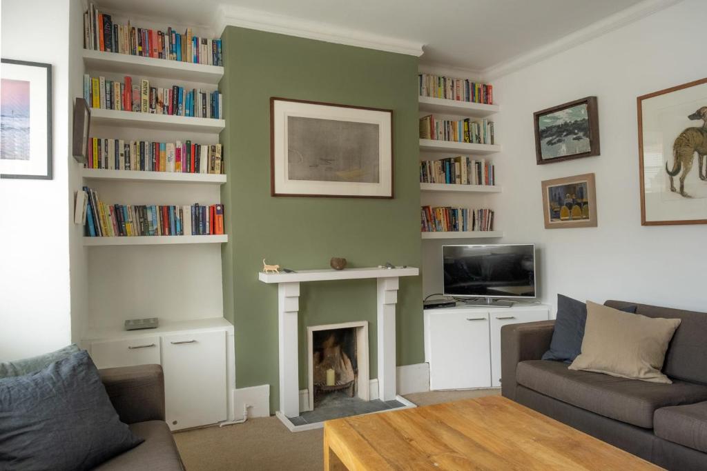 Bright Stockwell Apartment - Two-Bedroom Apartment