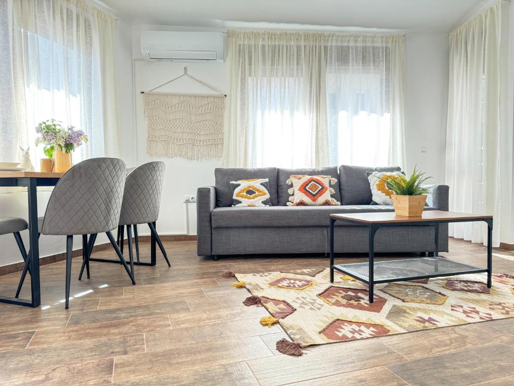 uma sala de estar com um sofá e uma mesa em Апартамент за гости Лена Златоград em Zlatograd