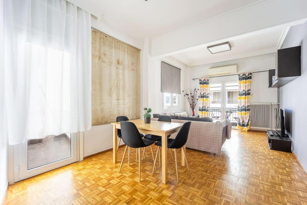 salon ze stołem i krzesłami w obiekcie Apartment in the Middle of Everything w Atenach