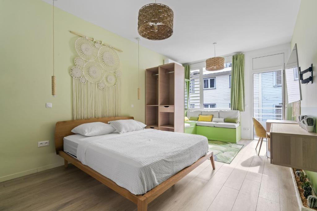 1 dormitorio con cama y escritorio. en Jardin Bohème, en Fort-de-France