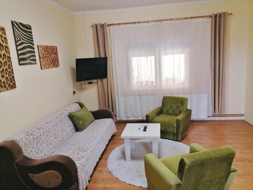 沙巴茲 Š的住宿－Apartman Biljana，客厅配有沙发、两把椅子和一张桌子
