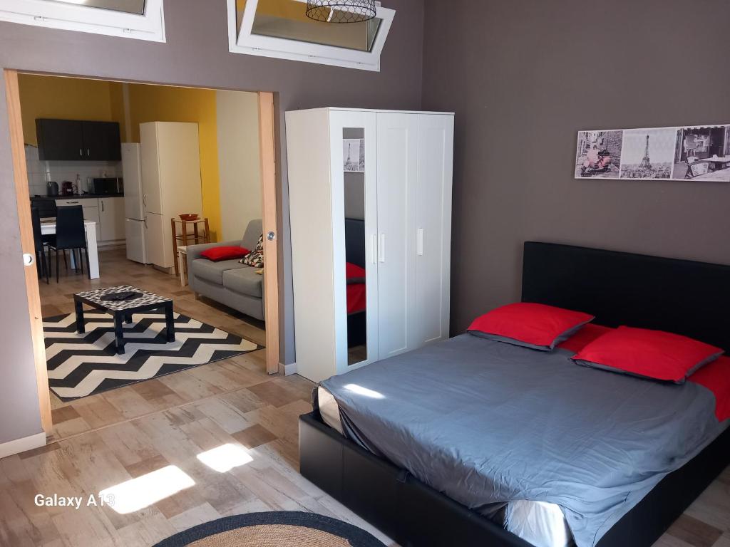 Un dormitorio con una cama y una sala de estar. en T3 pratique, Garage gratuit, Esprit Auber, en Béziers