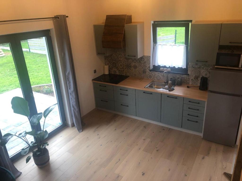 eine Küche mit Spüle und Kühlschrank in der Unterkunft Domek Zgredek in Żywiec