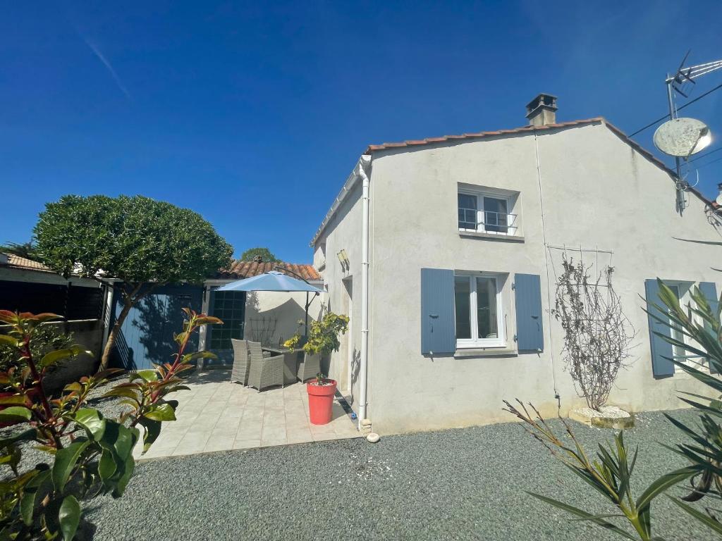 Cette maison blanche dispose d'une terrasse. dans l'établissement Maison Oleron au calme, à Dolus-d'Oléron