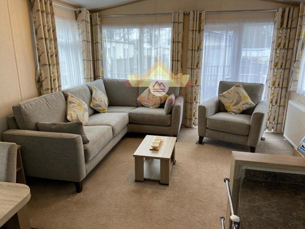 Sala de estar con 2 sofás y mesa de centro en Hiker's Den, Brigham, Cockermouth, Cumbria, en Cockermouth