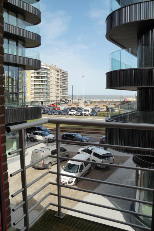 d'un balcon avec vue sur un parking avec voitures. dans l'établissement ORCHIS Duplex, à Knokke-Heist