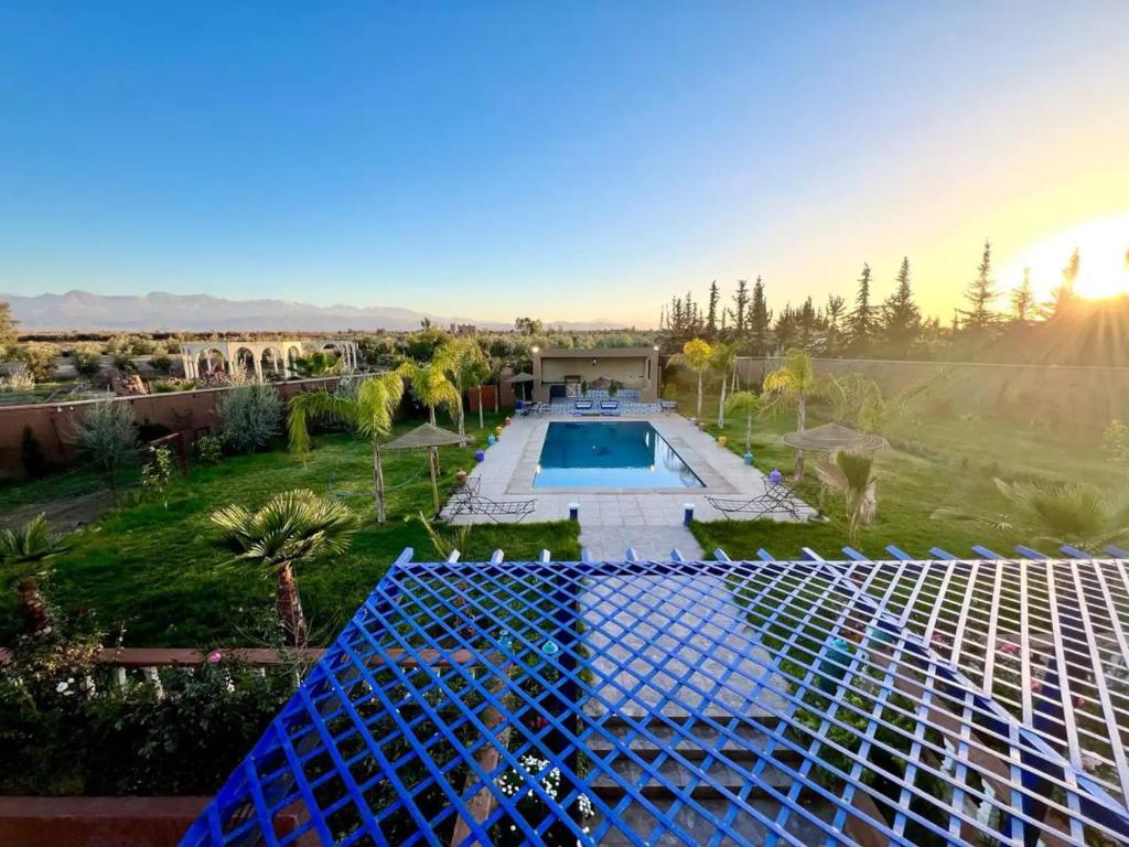 einen Blick über einen Pool im Hof in der Unterkunft Spacious villa in front of the Atlas Mountains in Marrakesch