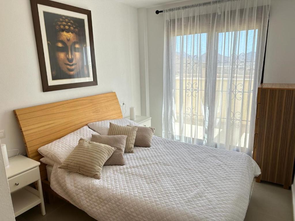 1 dormitorio con 1 cama y ventana grande en Apartment C6 Phase 4 Mojon Hills, Isla Plana, CERTIFICATE OF EXCELLENCE, en Isla Plana
