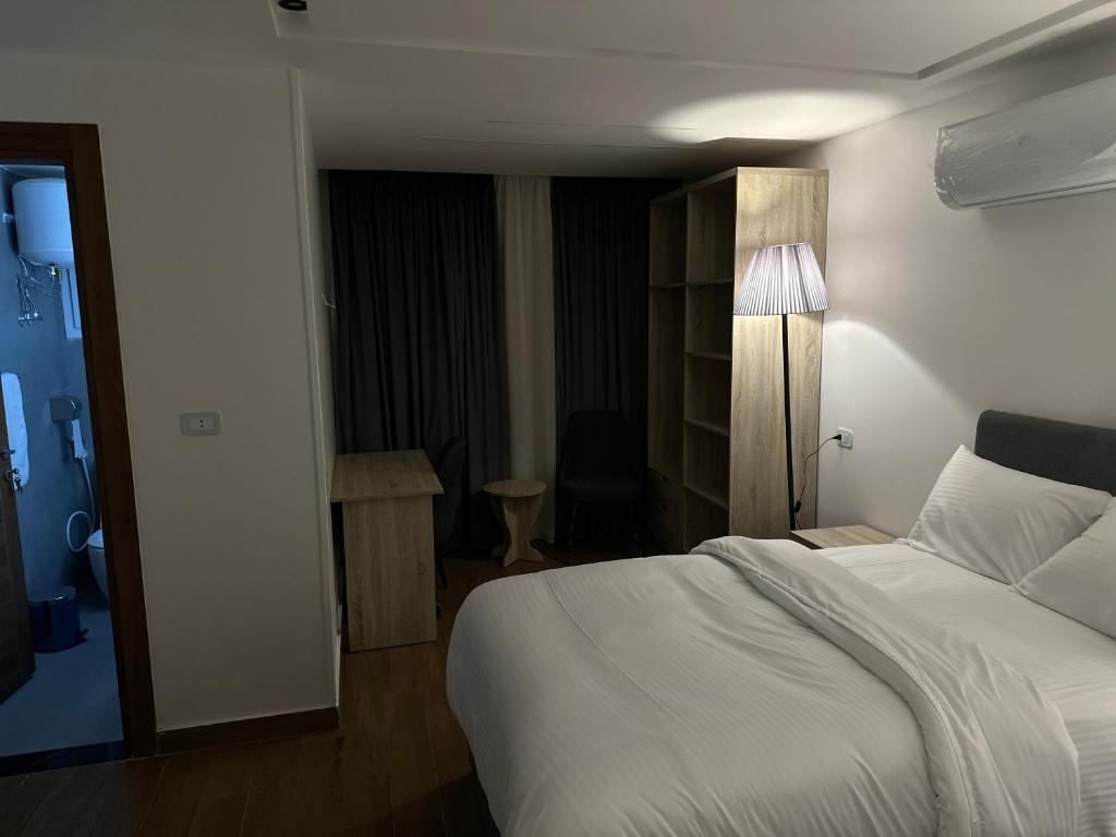 Postel nebo postele na pokoji v ubytování بنسيون الحصري اكتوبر modern motel