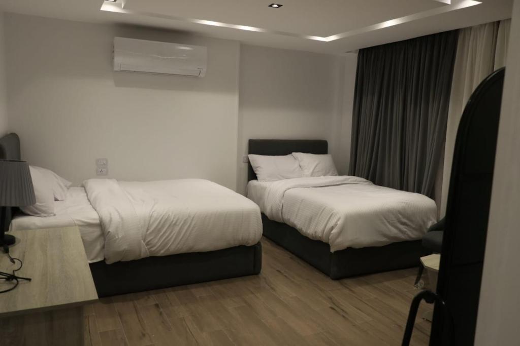 Postel nebo postele na pokoji v ubytování بنسيون الحصري اكتوبر modern motel