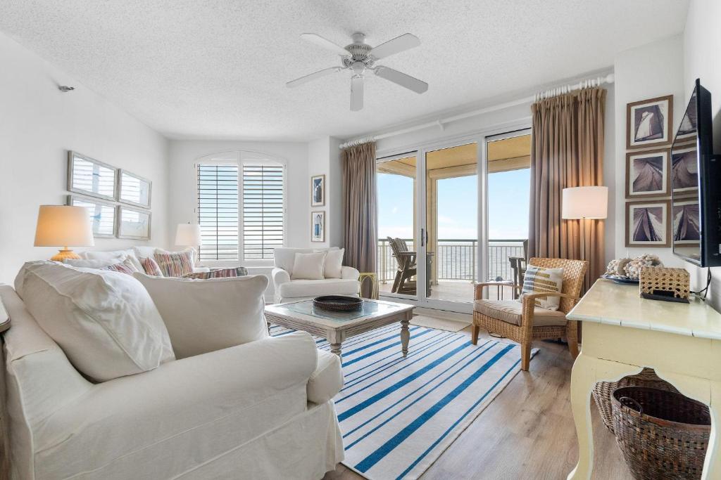 - un salon avec un canapé blanc et une table dans l'établissement Beach Colony Tower 8B, à Perdido Key