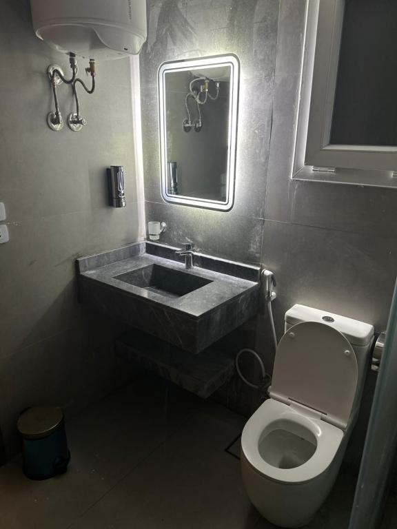 Koupelna v ubytování بنسيون الحصري اكتوبر modern motel