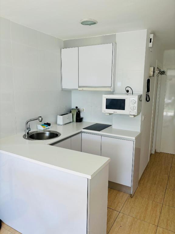 Kuchyňa alebo kuchynka v ubytovaní Platja d'Aro - Apartamento en primera línea de mar con parking