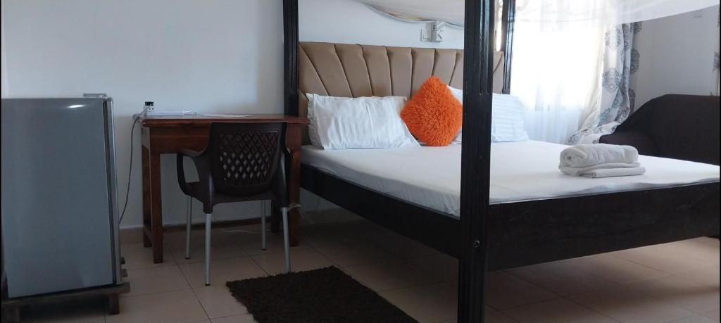 En eller flere senge i et værelse på PALMS SEAVIEW LUXURY HOMESTAY - SEBULENI - Nyali Mombasa