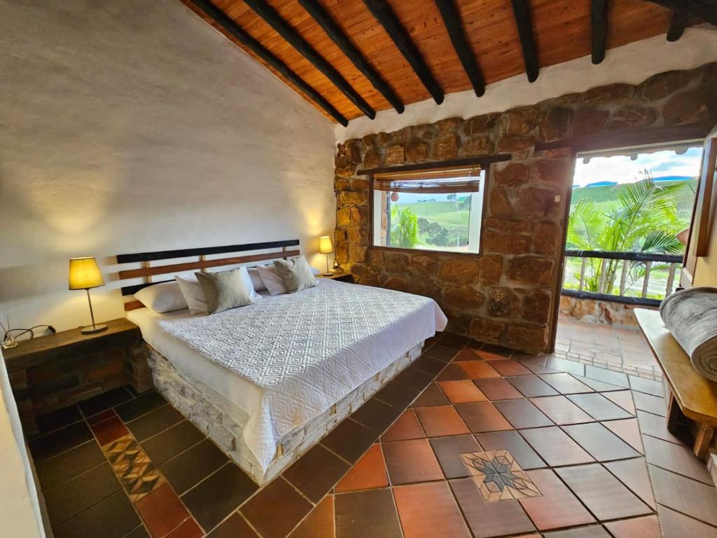 Posteľ alebo postele v izbe v ubytovaní Cabañas y Hostal Bonanza mesa de los santos