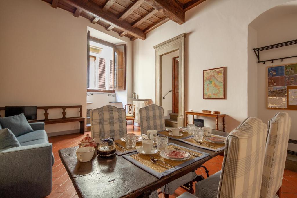 Posedenie v ubytovaní Aurora's, Renaissance Suite, Historic Apartment, pivot location, few walks from all, AC bedroom