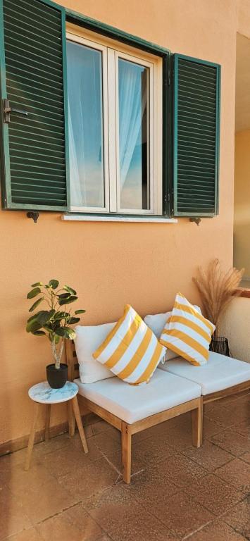 Posedenie v ubytovaní Casa Marzy- Charming Tropea Studio with Pool, Sea & Volcano Views