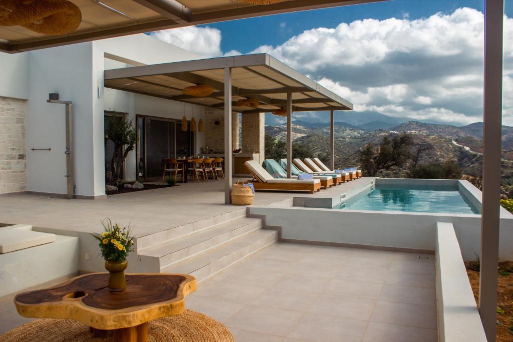 una villa con piscina y patio en Villa Ninemia, en Agia Galini
