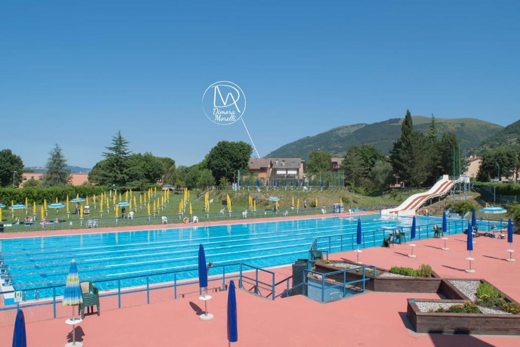 una grande piscina con piscina di B&B Dimora Morelli a Gubbio